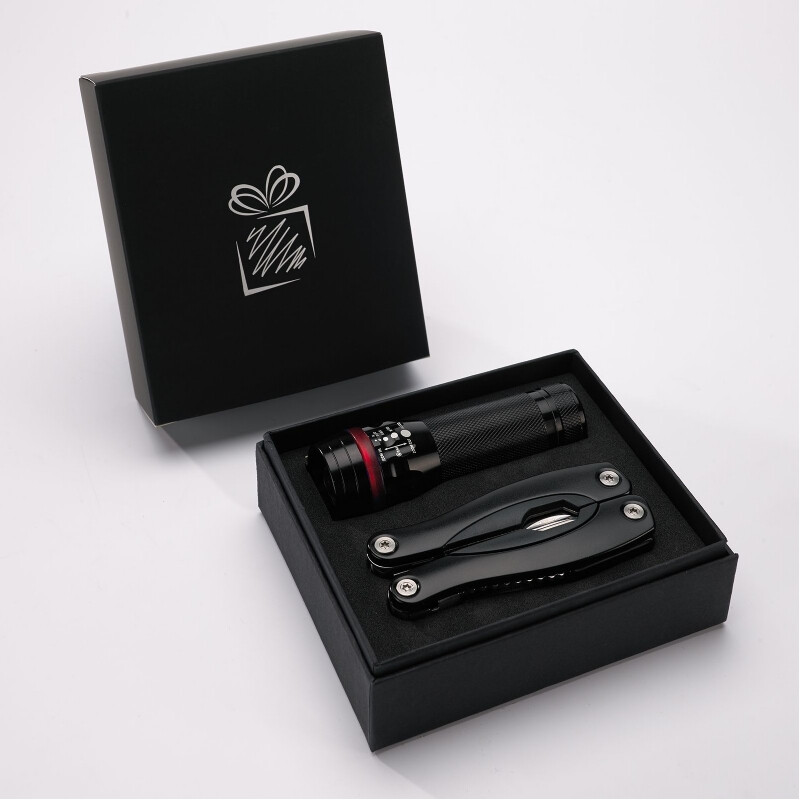 Handige set met een zaklamp en multitool